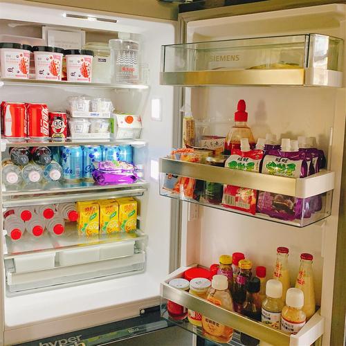 冰箱饮料少不了～ 冰箱里的夏天安全感